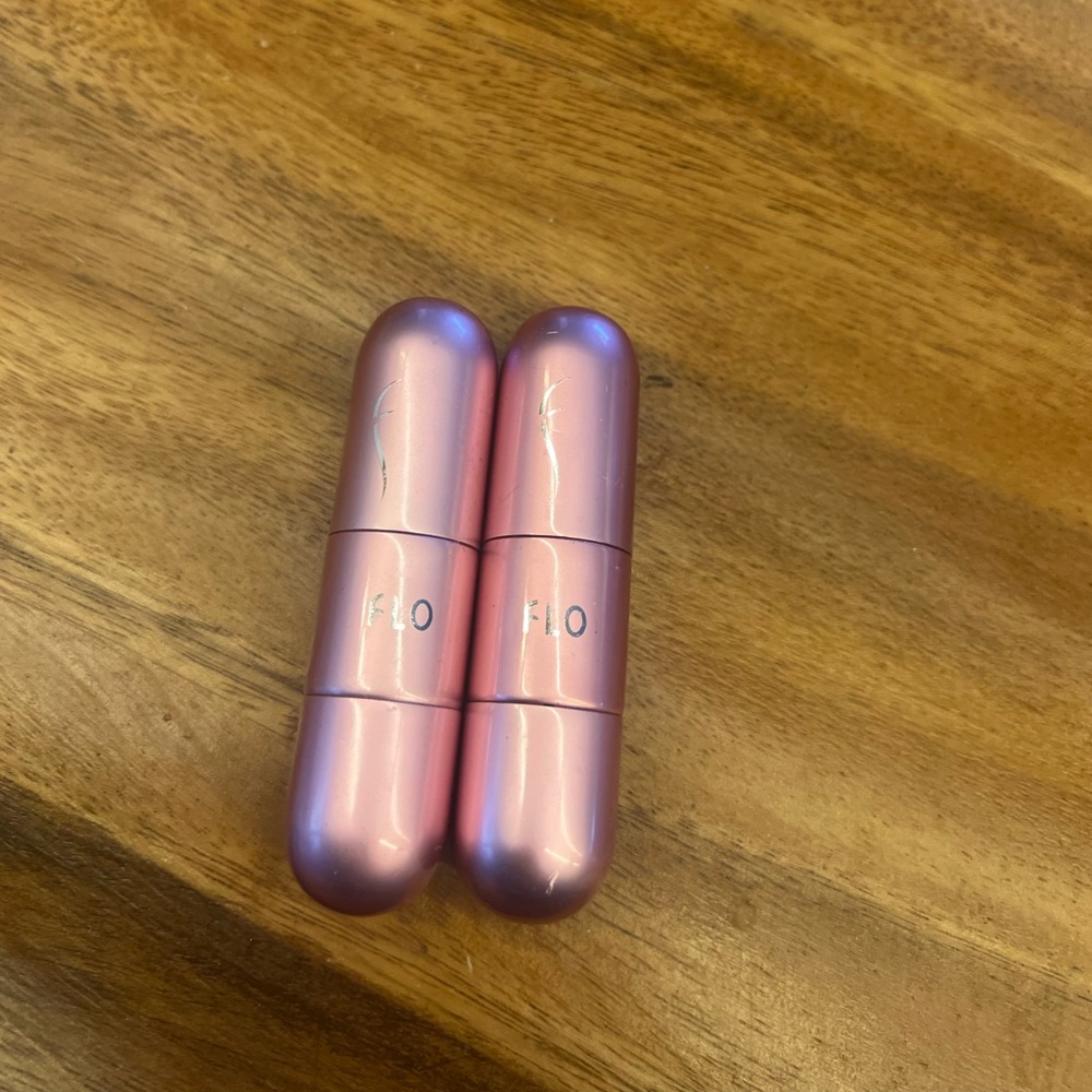 Pink flo travel perfume atomizers... Washed out with rubbing alcohol to clean - Picture 3 of 7